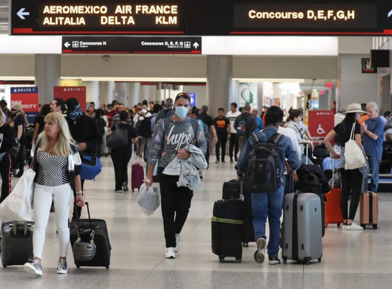 విమాన ప్రయాణం ఎప్పుడూ సరదాగా ఉండదు • NC న్యూస్లైన్