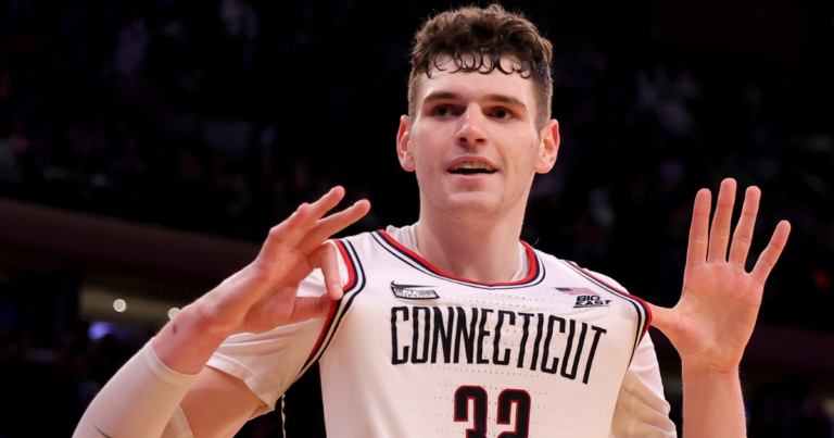 కాలేజ్ బాస్కెట్బాల్ Twitter ప్రయాణ సమస్యలను ఫైనల్ ఫోర్కి ప్రేరణగా మారుస్తుంది