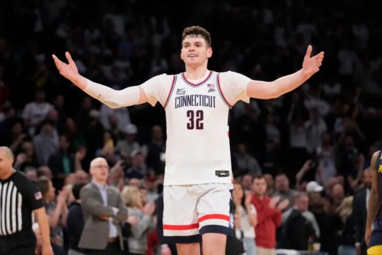 UConn మార్చి మ్యాడ్నెస్ ట్రావెల్ ఫియాస్కోను ఎదుర్కొంటుంది, అది ఫైనల్ ఫోర్ బెర్త్ను కోరుతుంది
