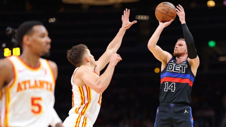 పిస్టన్స్ బ్యాకప్ మలాచి ఫ్లిన్ హాక్స్ చేతిలో 50 ఓడిపోయింది.