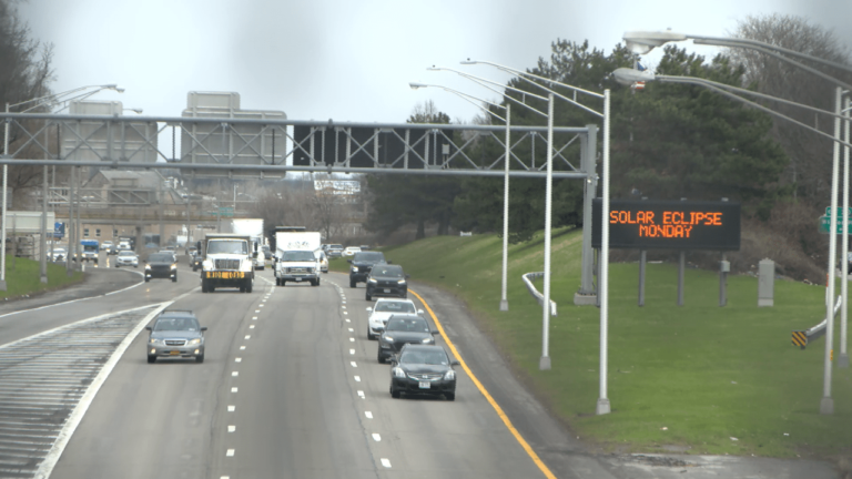ట్రాఫిక్ ఎప్పుడు గరిష్ట స్థాయికి చేరుకుంటుంది? సంపూర్ణ సూర్యగ్రహణం వారంలో ప్రయాణించడానికి ఉత్తమ సమయం