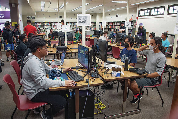 ఫారింగ్టన్ యొక్క ఎస్పోర్ట్స్ ప్రోగ్రామ్ విద్యార్థులను హైటెక్ ఫీల్డ్లతో కలుపుతుంది